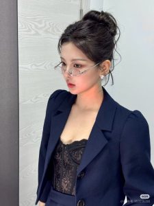 杨超越 原图去衣 2-脱衣论坛-社区-巨乳图库